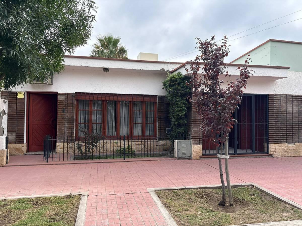 CASA EN VENTA MÁS UNA CONSTRUCCIÓN INDEPENDIENTE — foto 1