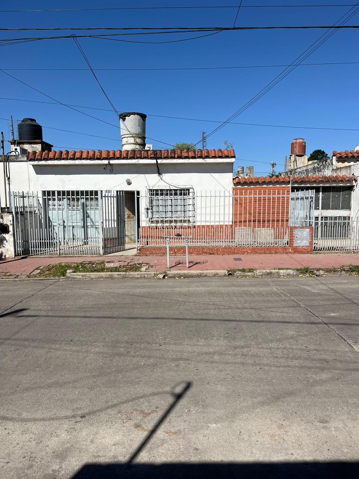 Oportunidad Casa 2 dor mas Dpto independiente 300mtr a Reciclar B° Los PLatanos — foto 1
