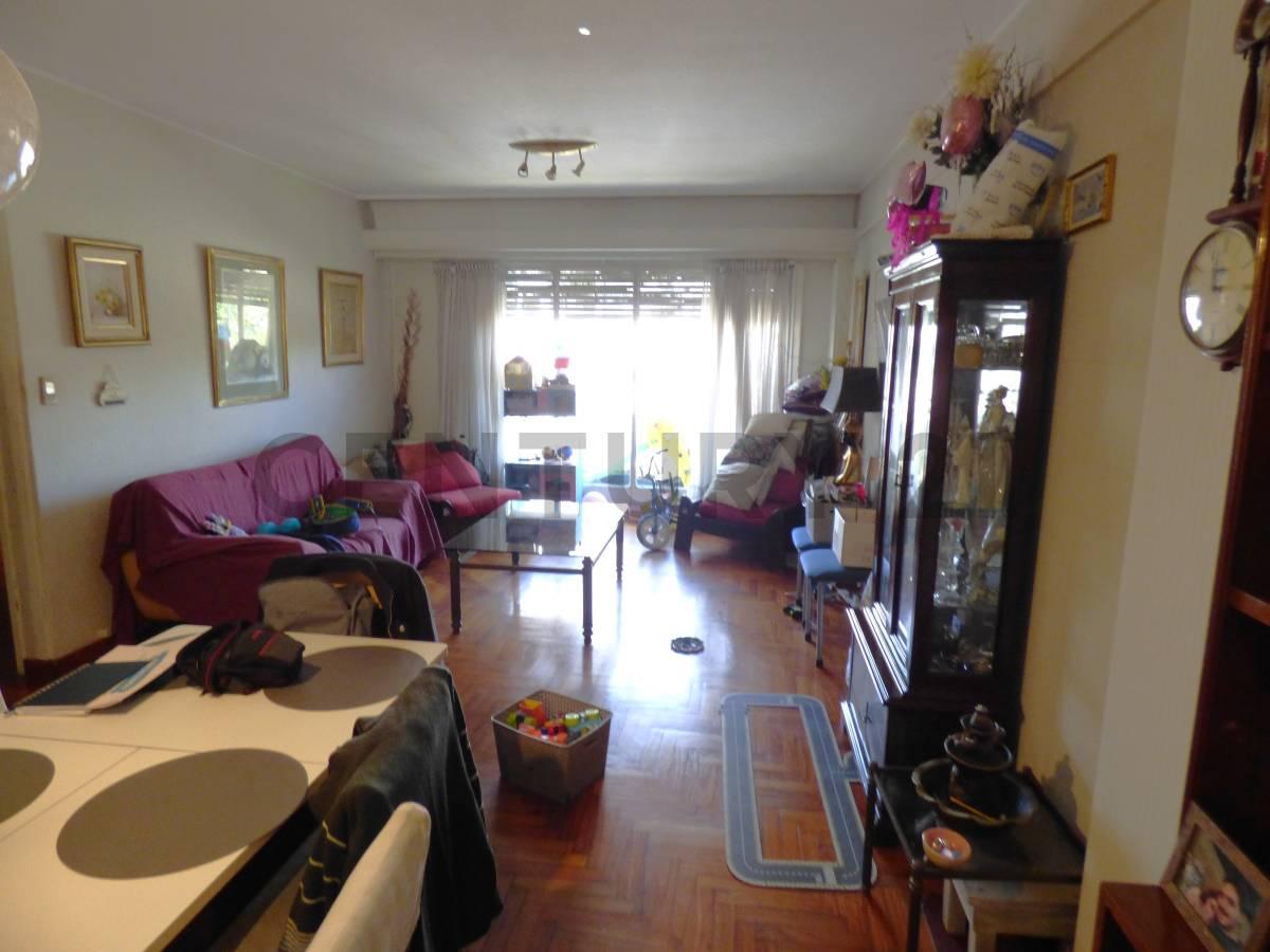 Venta de amplio departamento de 3 ambientes al frente con balcón, cocina comedor y lavadero — foto 1