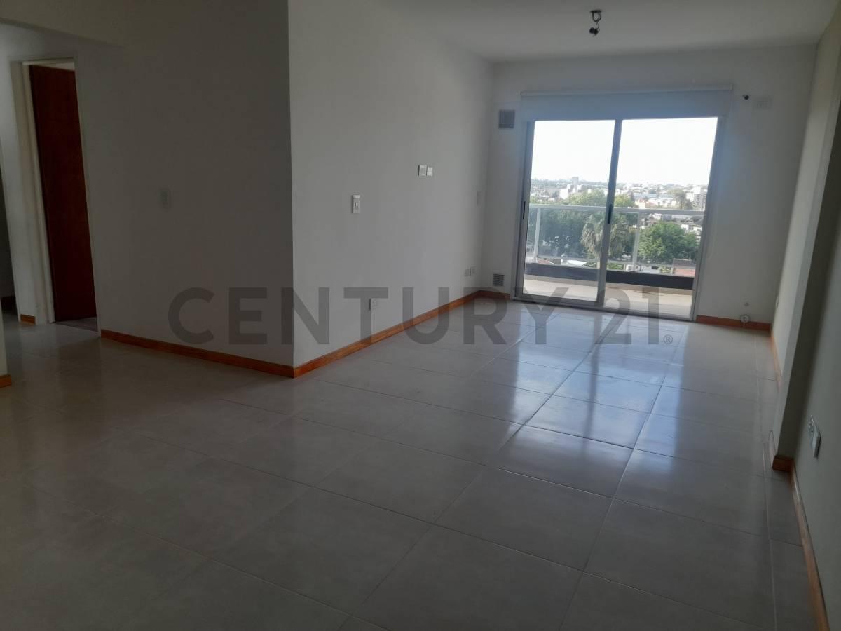 DEPARTAMENTO DE 3 AMBIENTES EN EL CENTRO DE SANTOS LUGARES — foto 1