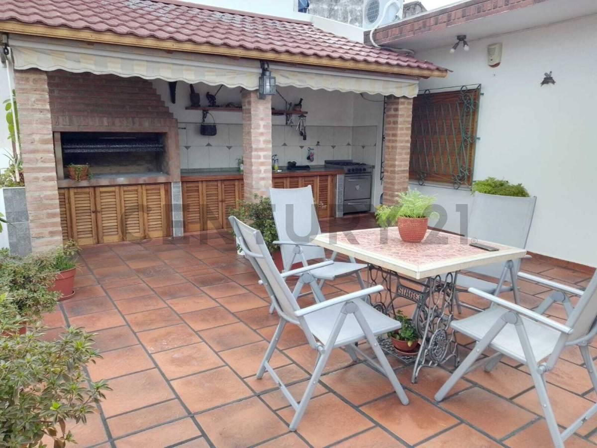 Casa de 4 ambientes con patio, dos terrazas y quincho. — foto 1