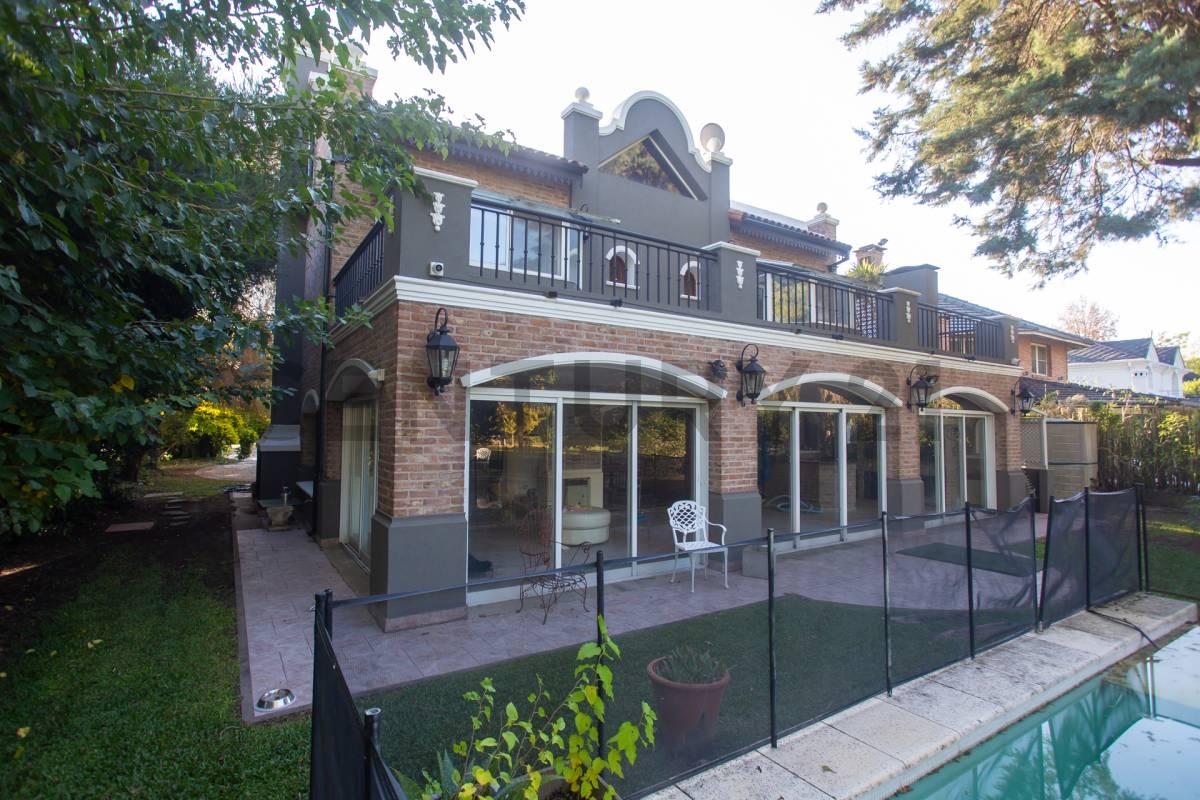 Casa a la venta en barrio Saint Thomas Norte en Canning - 6 ambientes con piscina y parque — foto 1