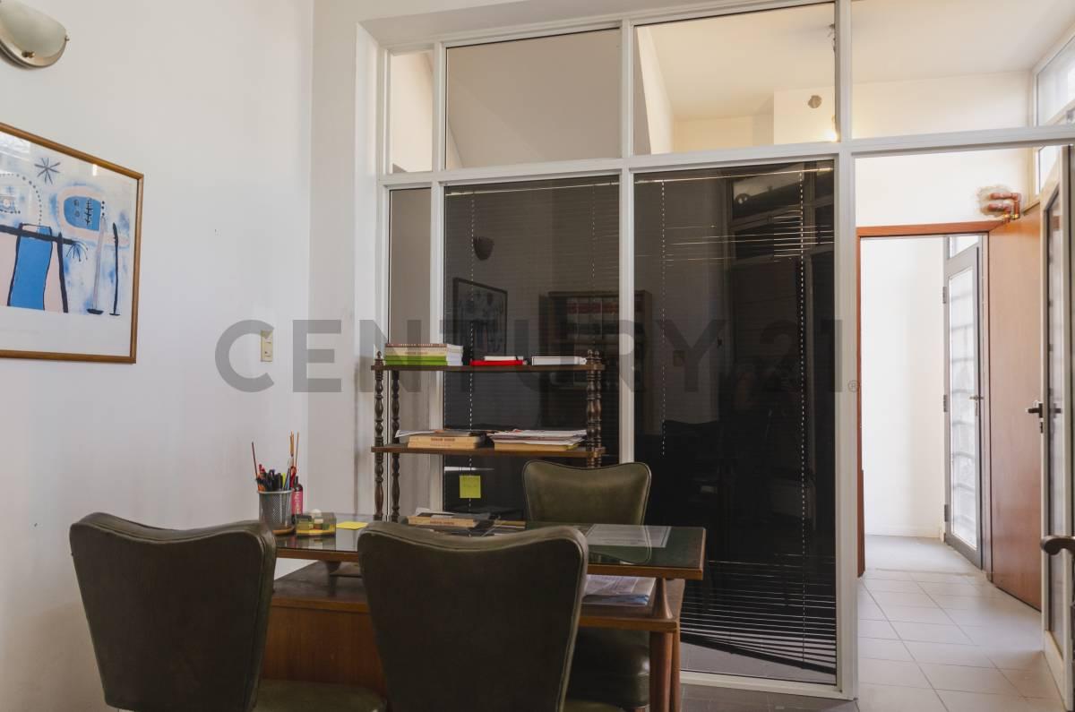 VENTA LOCAL + DEPARTAMENTO 2 DORMITORIOS (frente a la Municipalidad de Ensenada) — foto 1
