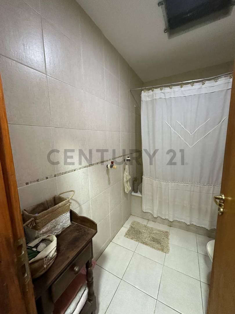 Venta de casa de 3 dormitorios con parque y pileta en La Plata / Manuel B. Gonnet — foto 1
