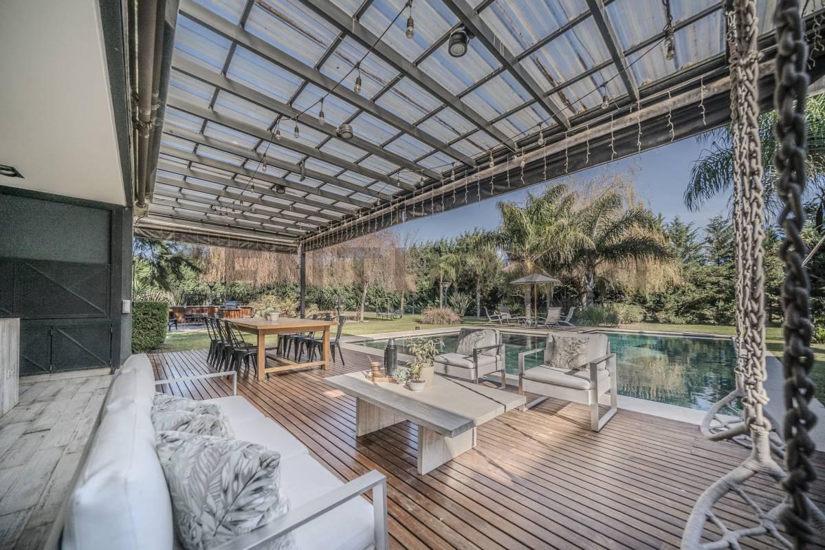 VENTA – Casa de categoría 7 ambientes con pileta, quincho y jacuzzi | Comarcas de Luján — foto 1