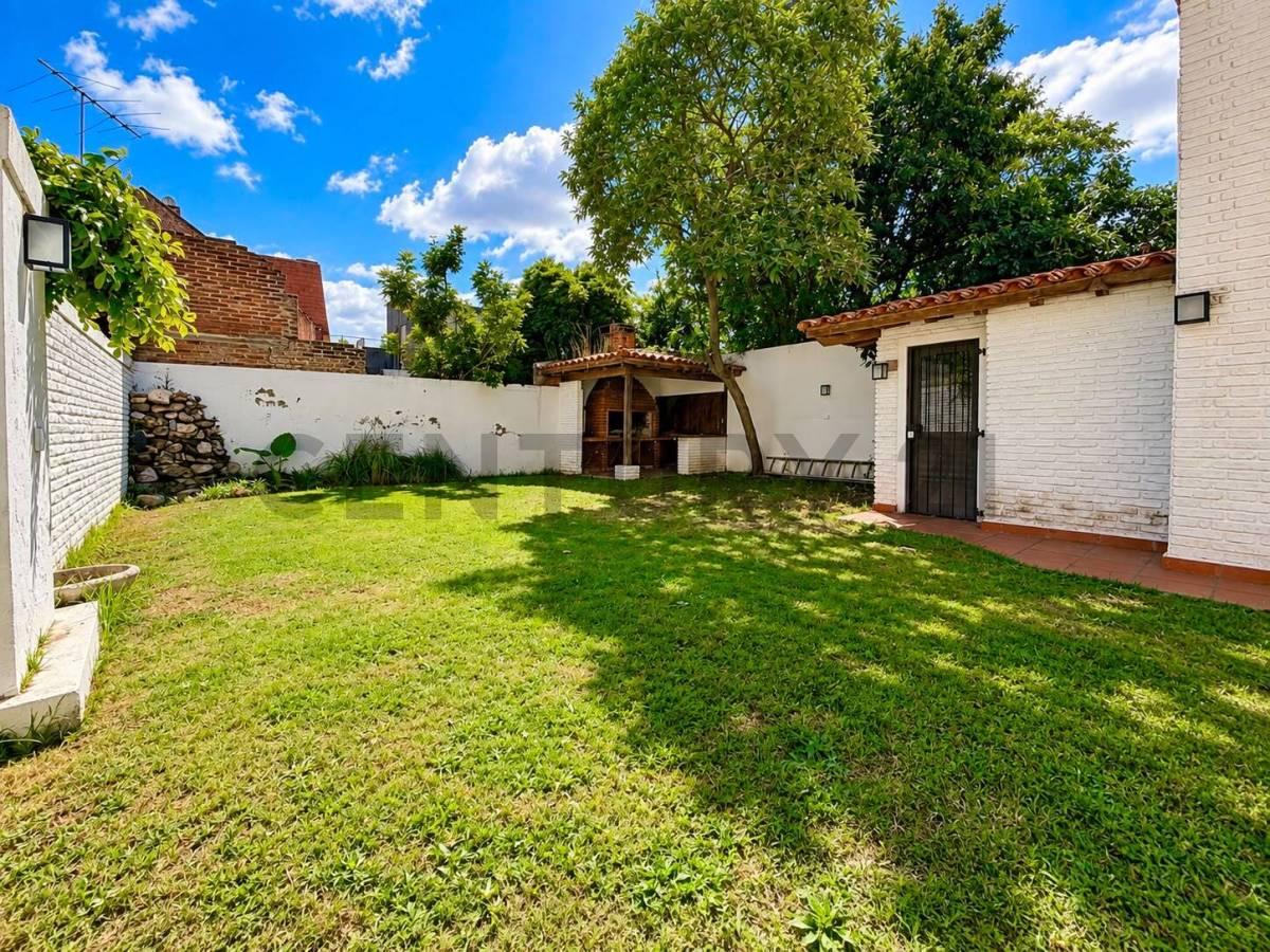VENTA Casa 4 ambientes con amplio jardín y quincho | Castelar Norte - Apto crédito — foto 1