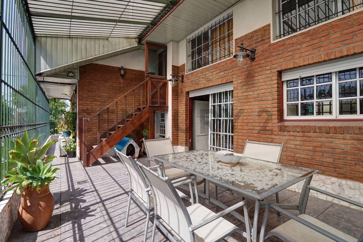 VENTA CASA 4 AMBIENTES CON DEPENDENCIA| ESCRITORIO|LOCAL|COCHERA - PARQUE AVELLANEDA — foto 1