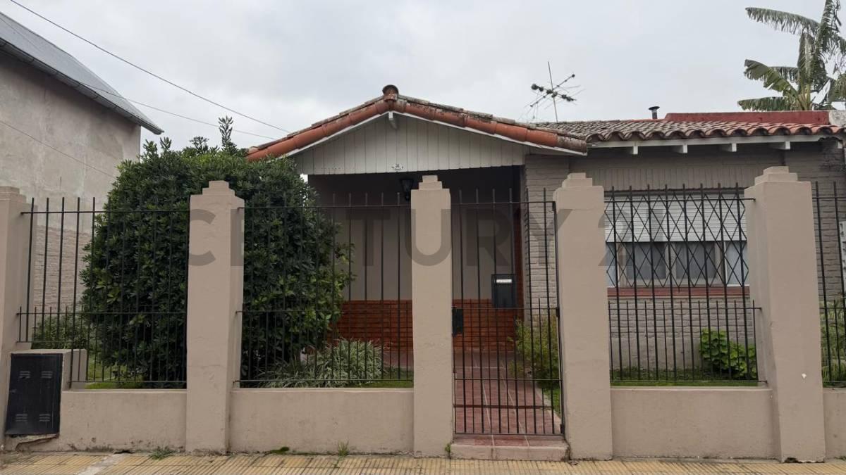 TRONCOS DEL TALAR/ CHALET DE 3 AMBIENTES MAS MONOAMBIENTE INDEPENDIENTE AL FONDO — foto 1