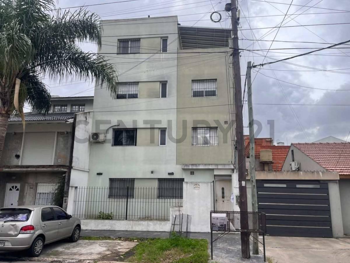 Departamento 4 ambientes en duplex al frente en Villa Luzuriaga — foto 1