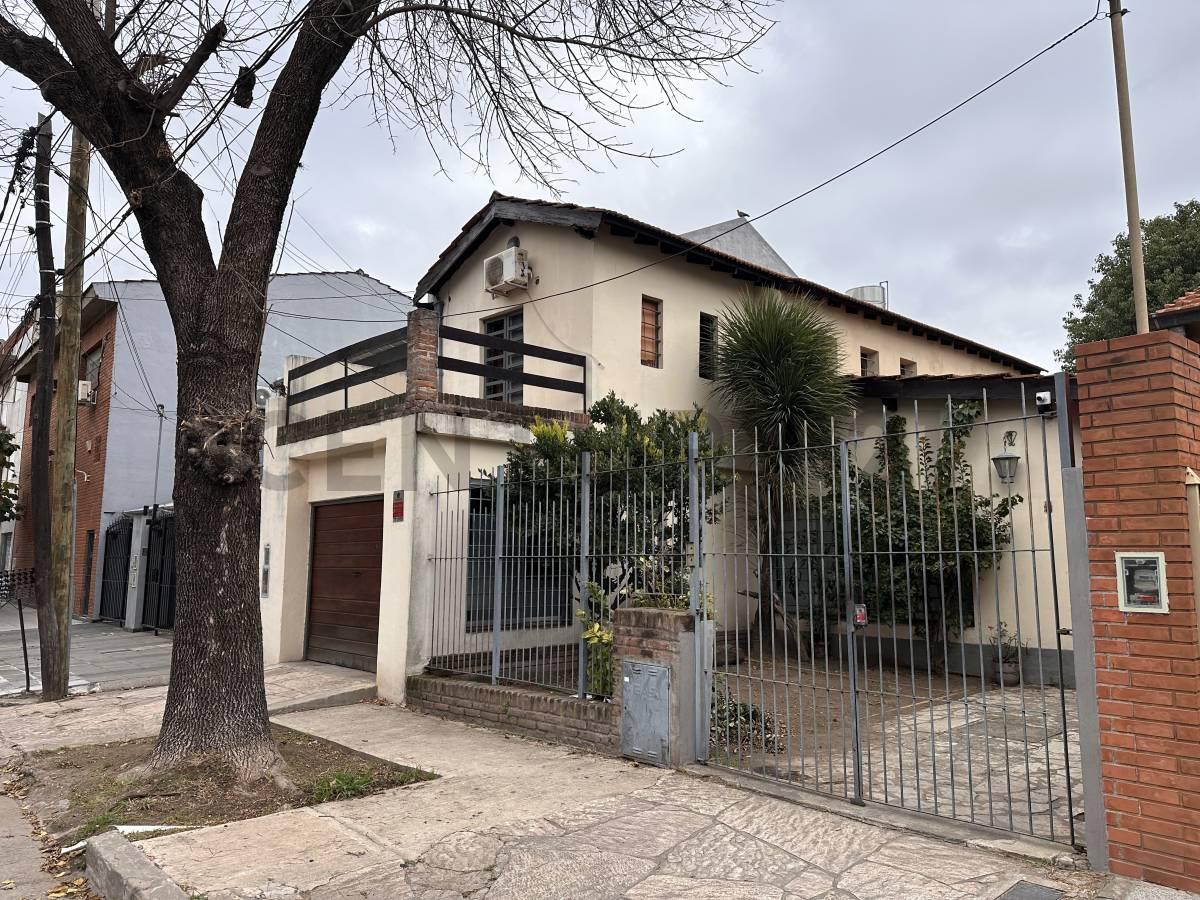 CASA EN VENTA | Lote propio con alma de hogar | Ambientes luminosos, Jardín y cochera doble en Flori — foto 1