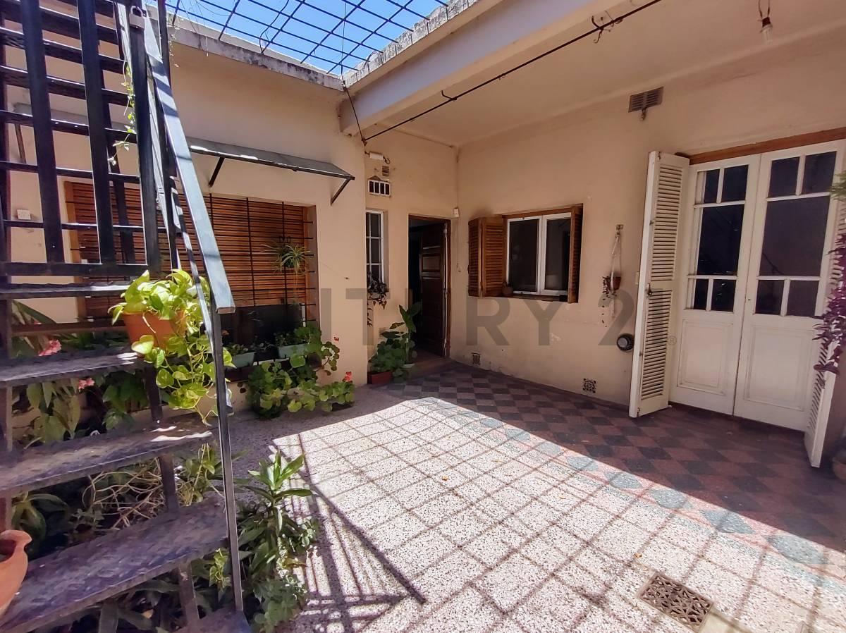 VENTA PH hermoso tres ambientes con dos patios y sin expensas — foto 1