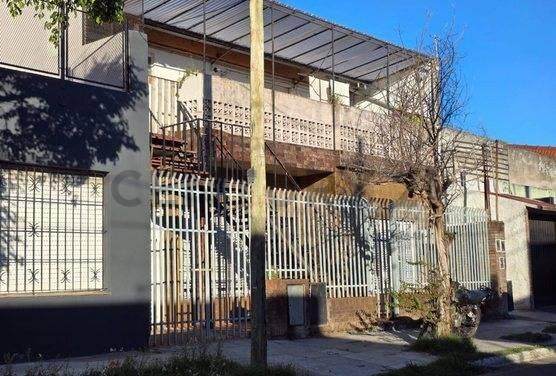CASA MULTIFAMILIAR- 3 PROP. EN VILLA LUZURIAGA, BUENOS AIRES - APTO CRÉDITO — foto 1