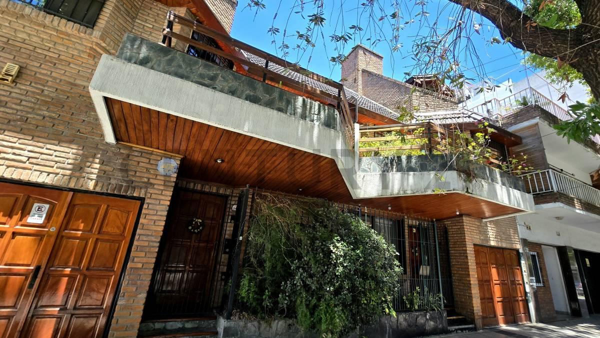 VENTA TRIPLEX 5 AMBIENTES EN VILLA URQUIZA CON COCHERA, PATIO, TERRAZA, BALCÓN, BAULERA Y DEPENDENCI — foto 1