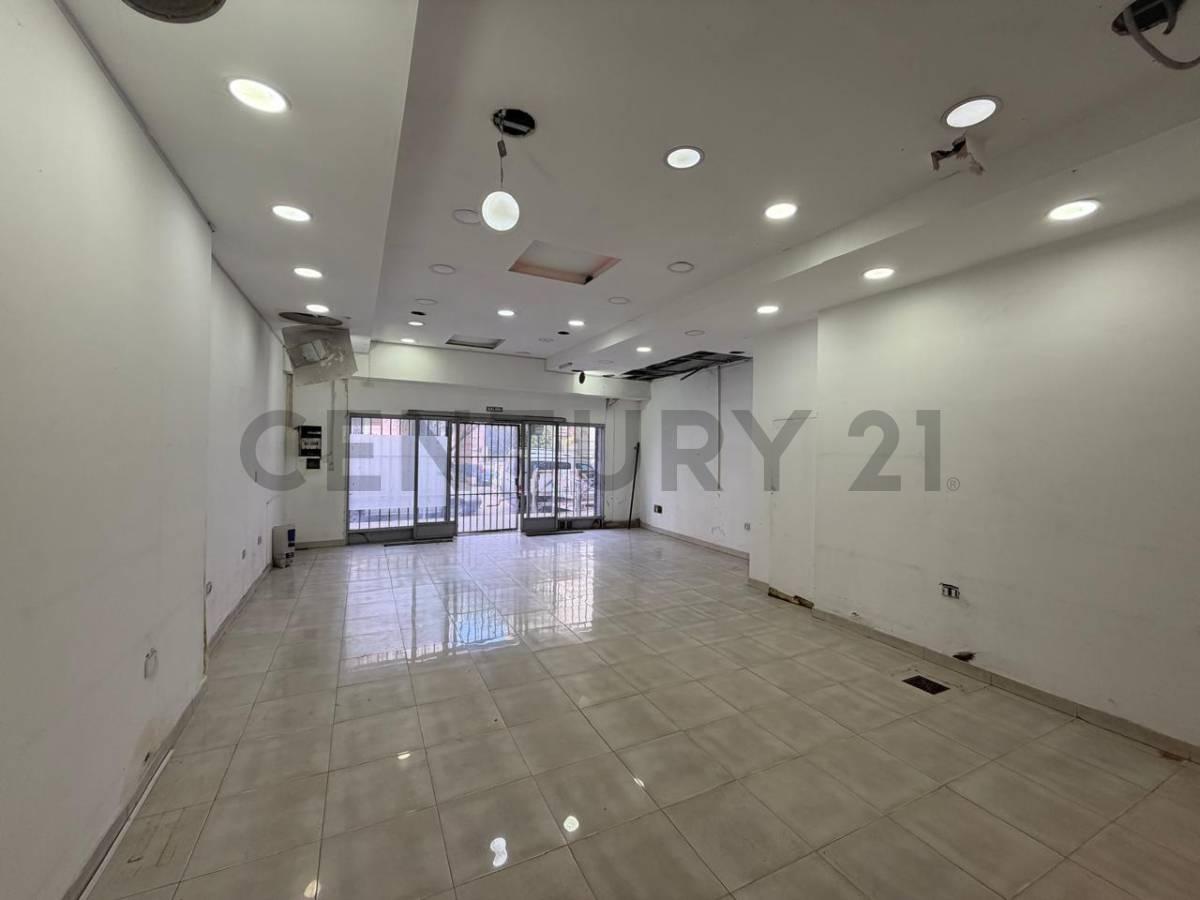 VENTA LOCAL COMERCIAL EN FLORES CON TERRAZA PROPIA 'OPORTUNIDAD" — foto 1