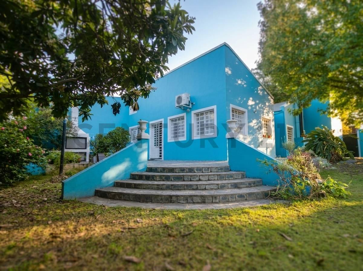 Casa en venta de 3 dormitorios sobre 2 lotes con gran parque y cochera en La Plata — foto 1