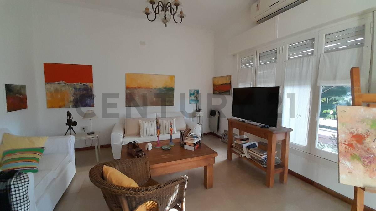Casa en venta de dos dormitorios . a metros del Parque San Martin — foto 1