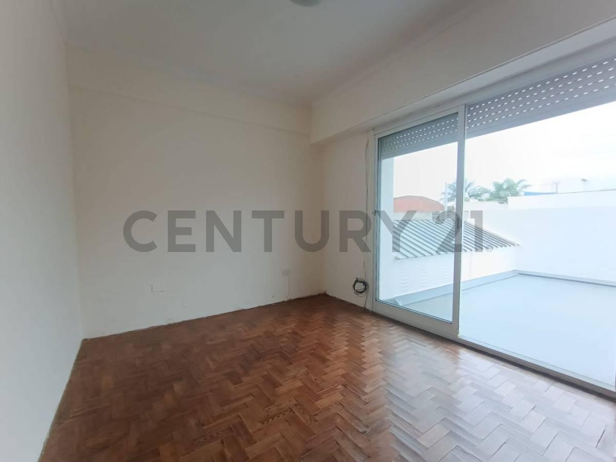 Alquiler Departamento 2 Ambientes por escalera - Patio - en Beccar - — foto 1