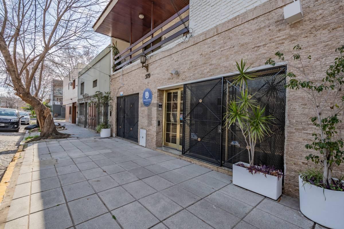 Casa en venta en Lomas de Zamora con pileta, quincho y jardín - Ideal para vivir y trabajar — foto 1