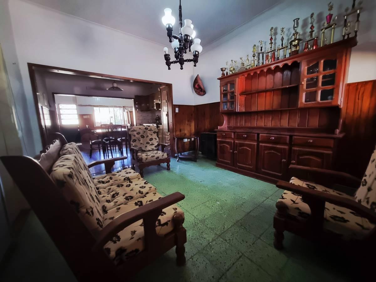 VENTA CASA 3 AMBIENTES EN LOTE PROPIO – 217 m² – COCHERA DOBLE – JARDÍN – EXCELENTE UBICACIÓN — foto 1