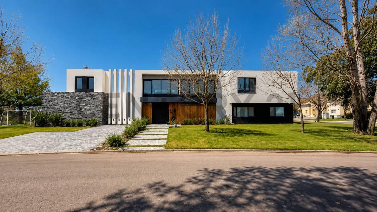 VENTA DE CASA 8 AMBIENTES EN COUNTRY TERRAVISTA LOTE A LA LAGUNA FINANCIA PERMUTA — foto 1