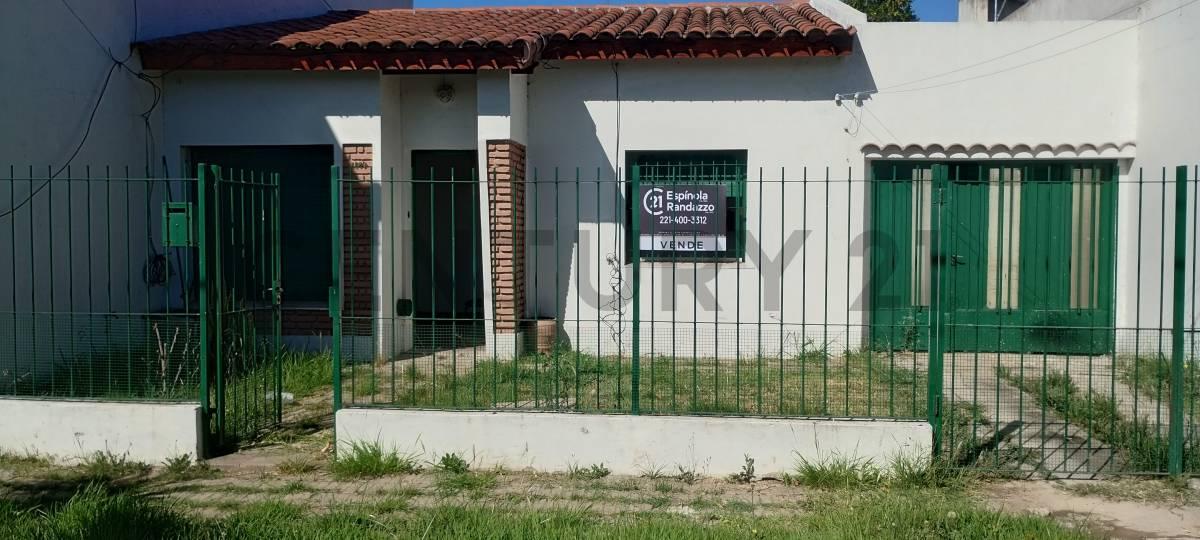 CASA EN VENTA EN LOS HORNOS - LA PLATA - CALLE 146 Nro. 1569 E/64 Y 65 — foto 1