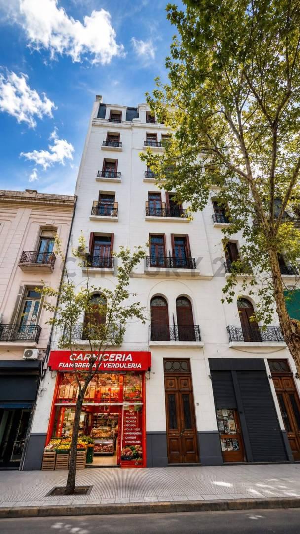 VENTA SEMIPISO ANTIGUO AL FRENTE – SUPER LUMINOSO, AMPLIO Y SILENCIOSO — foto 1