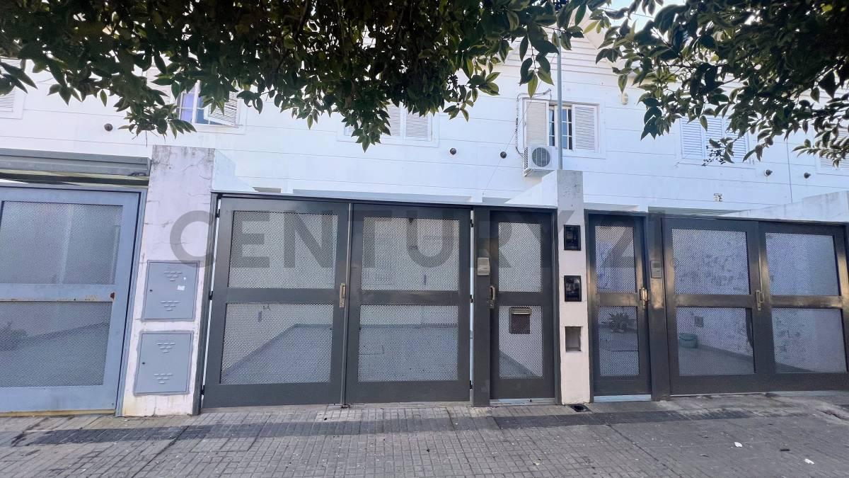 Dúplex 2 Dormitorios, patio y cochera en La Plata — foto 1