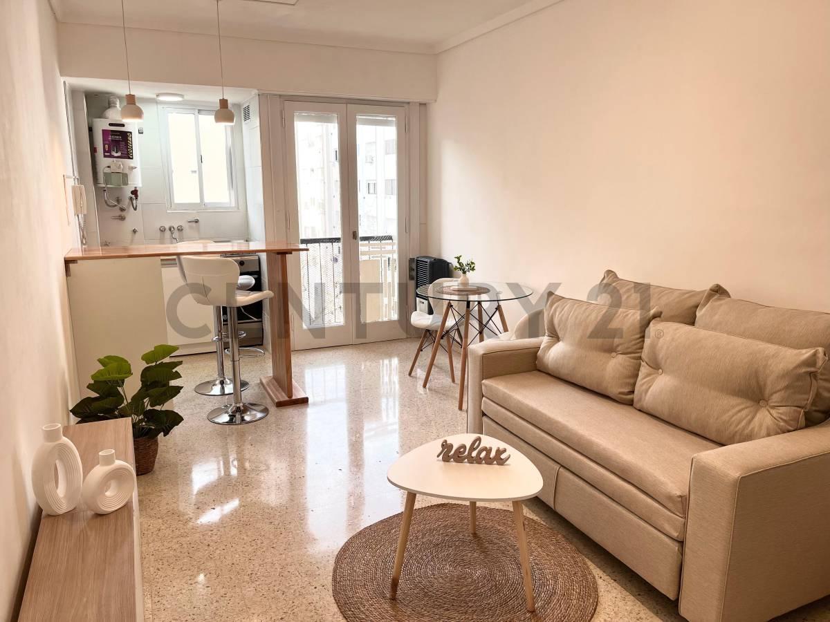 Luminoso monoambiente con balcón al frente — foto 1