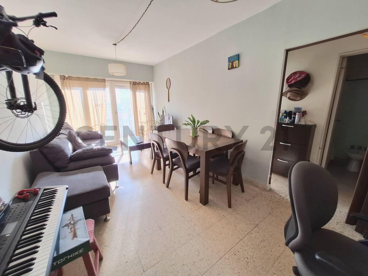 Departamento 3 ambientes con balcón al frente zona La Perla — foto 1