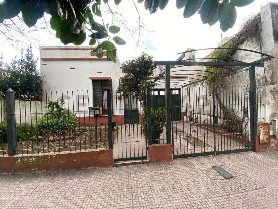 VENTA CASA 4 AMBIENTES CON UN AMPLIO PATIO EN LANUS ESTE APTO CREDITO EXCELENTE UBICACION — foto 1