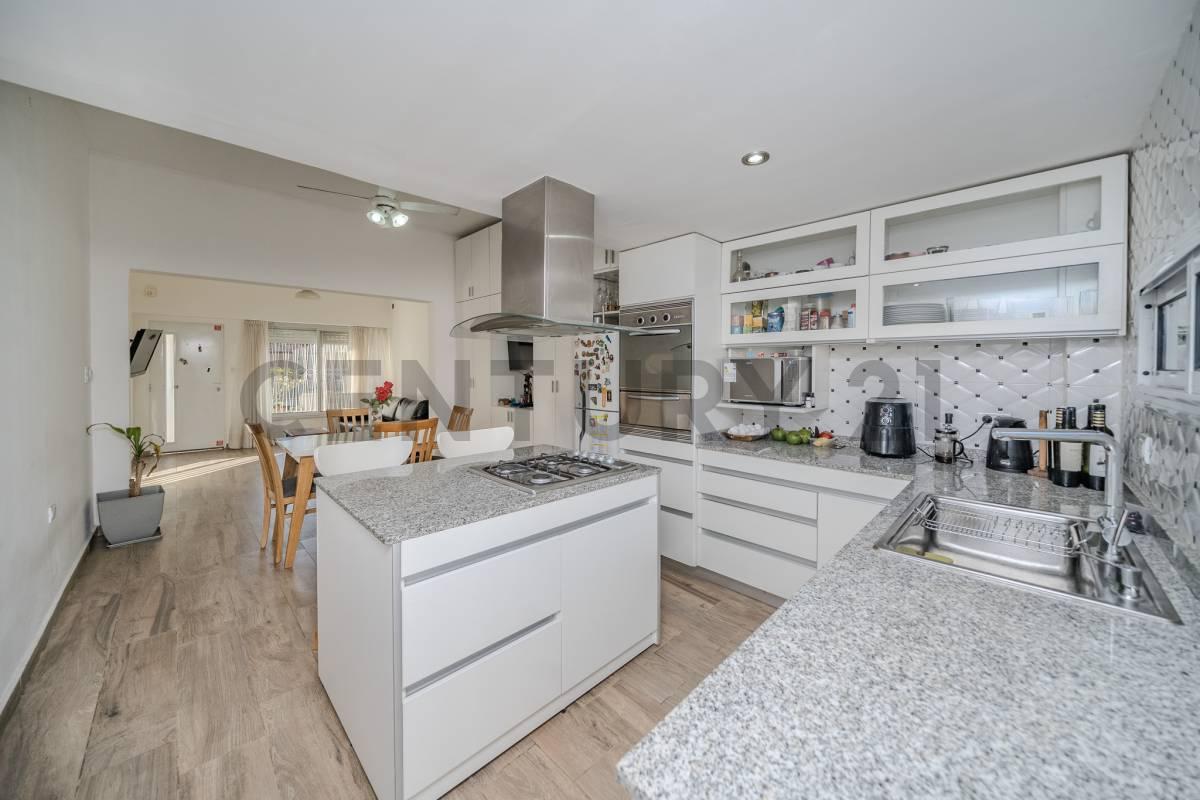 VENTA CASA 3 AMBIENTES CON PARQUE EXCELENTE ESTADO EN HAEDO MORON APTO CREDITO — foto 1