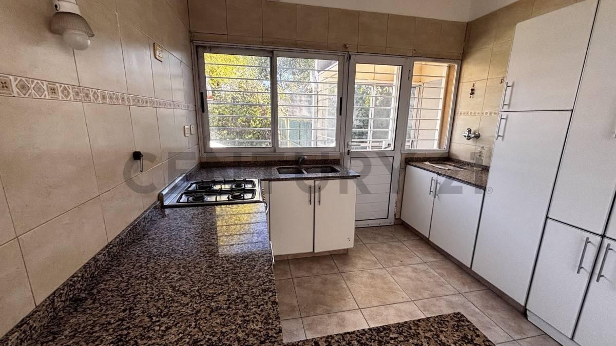 CASA 2 AMBIENTES EN UNA PLANTA CON JARDIN — foto 1