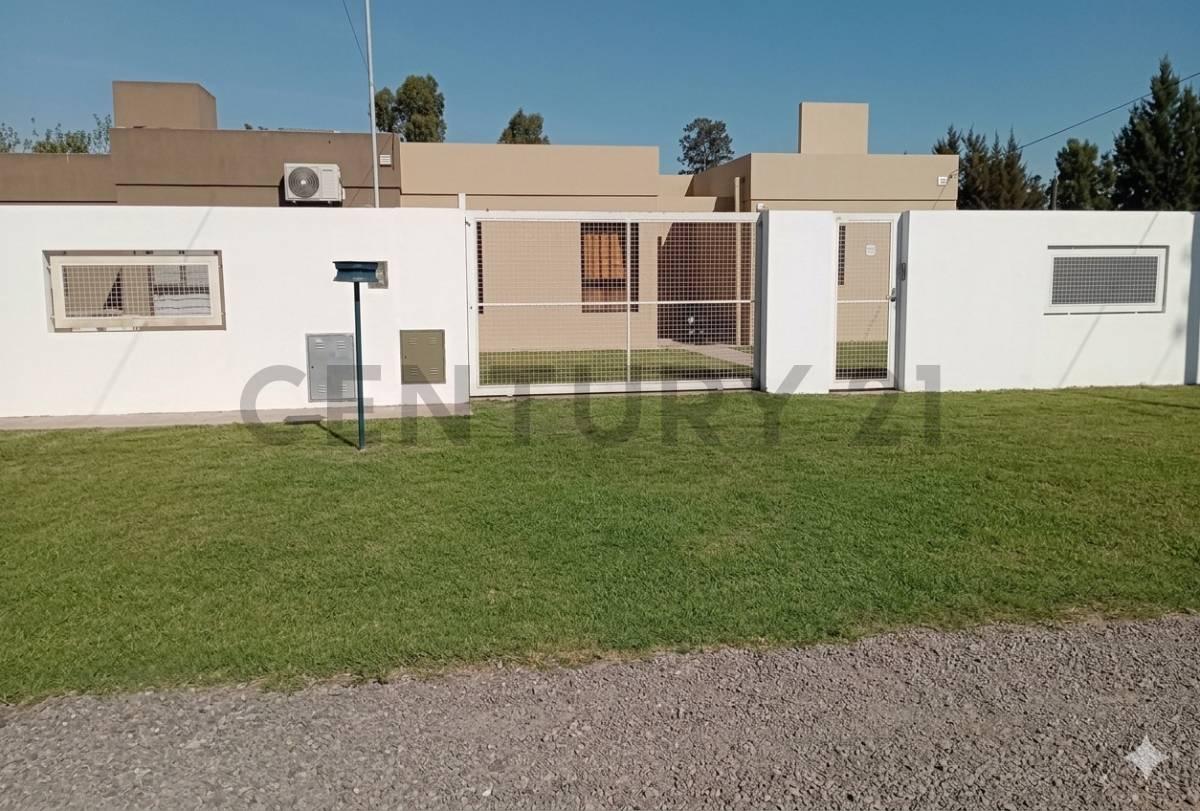 CASA EN VENTA CON EXCELENTE LOTE DE 2100m2 IDEAL CUALQUIER DESTINO — foto 1