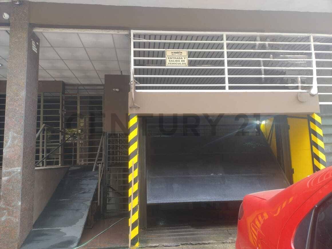 Cochera cubierta en venta a metros de Plaza Moreno – Seguridad y excelente ubicación — foto 1