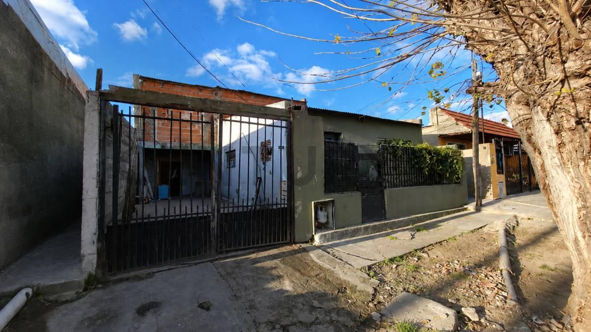 VENTA DE TERRENO CON CONSTRUCCIÓN ( Casa de Dos dormitorios + 2 departamentos) A REFACCCIONAR. — foto 1