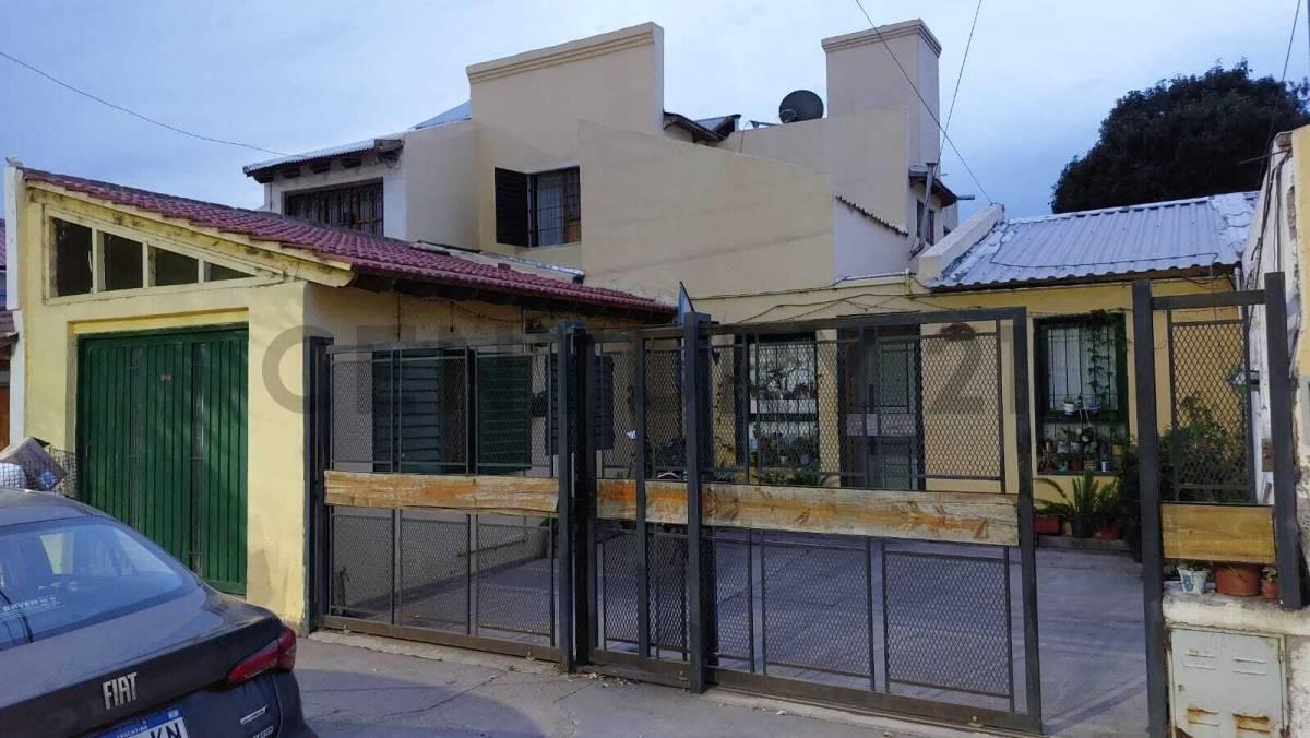 Casa 4 dormitorios , amplias dependencias, patio y entrada para auto — foto 1