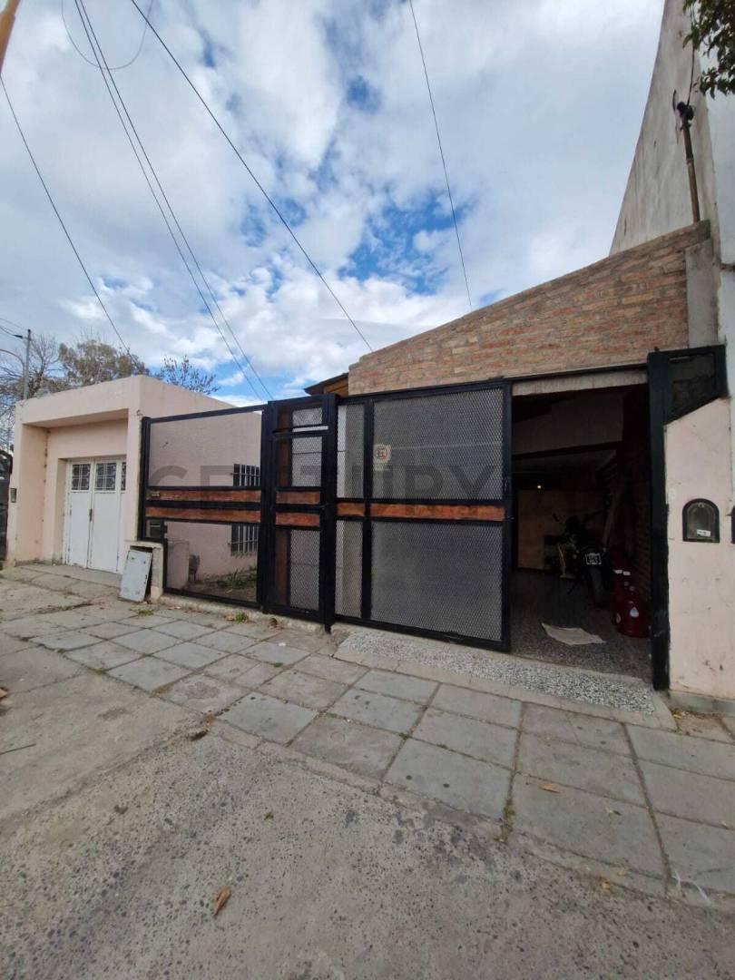 Venta Casa de 3 dormitorios más Departamento de 1 dormitorio — foto 1