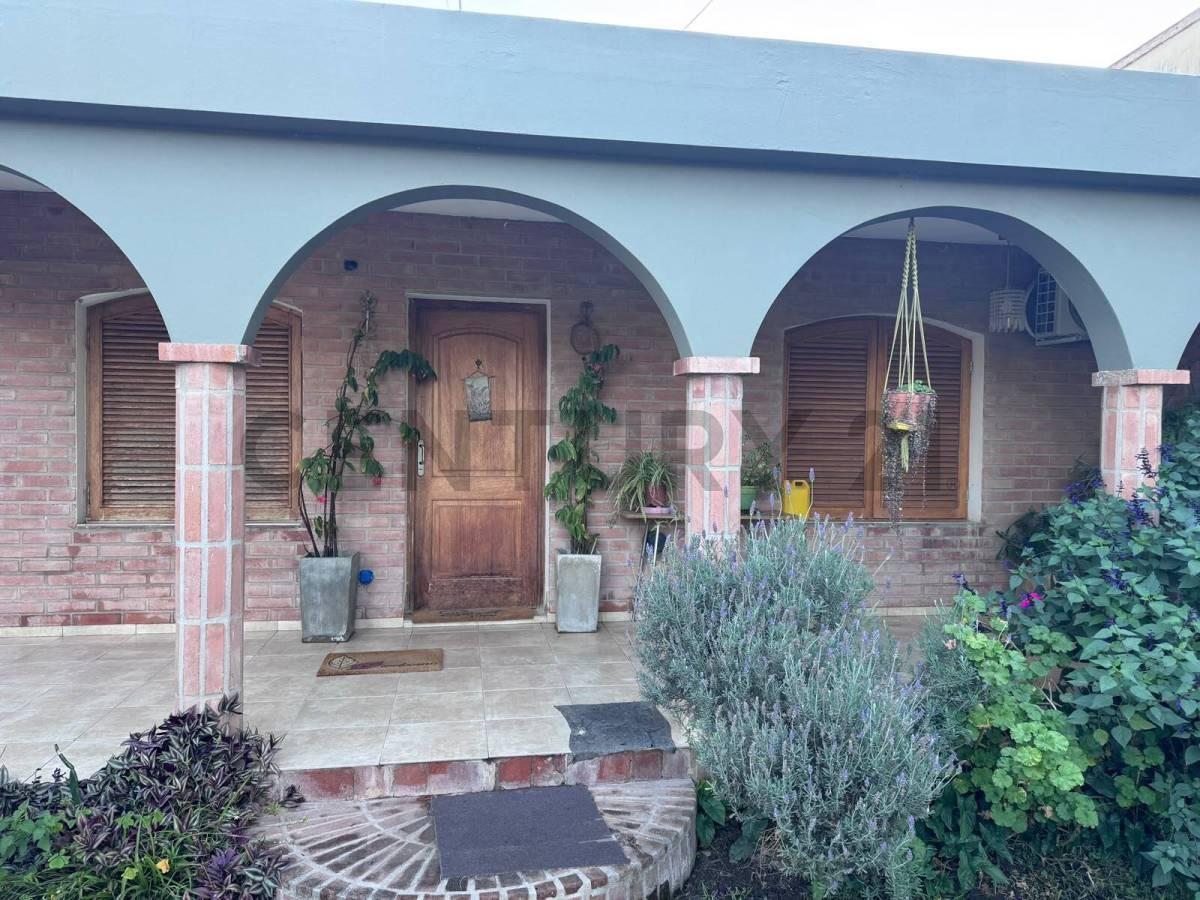 Casa con fondo productivo en Quisquizacate – A metros de Av. Ricardo Rojas — foto 1