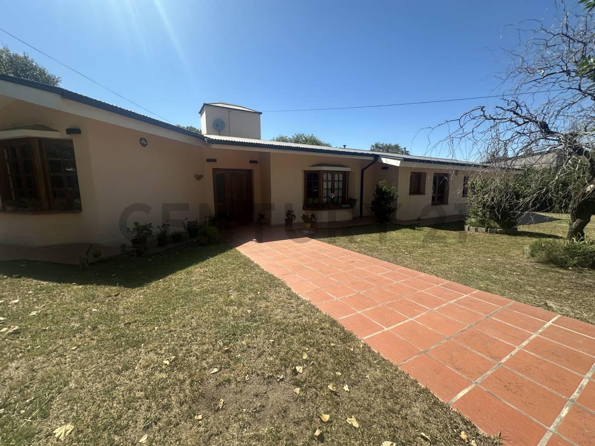 Casa de CATEGORIA 3 Dor. C/Pileta y Quincho en Salsipuedes — foto 1