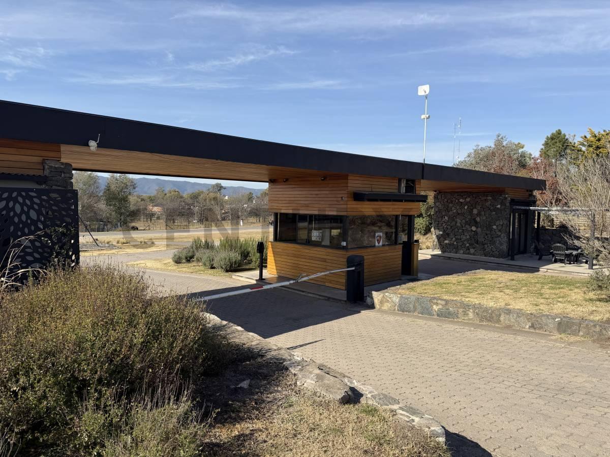 EXCELENTE LOTE COUNTRY ALTOS DEL CORRAL LOS REARTES CORDOBA — foto 1