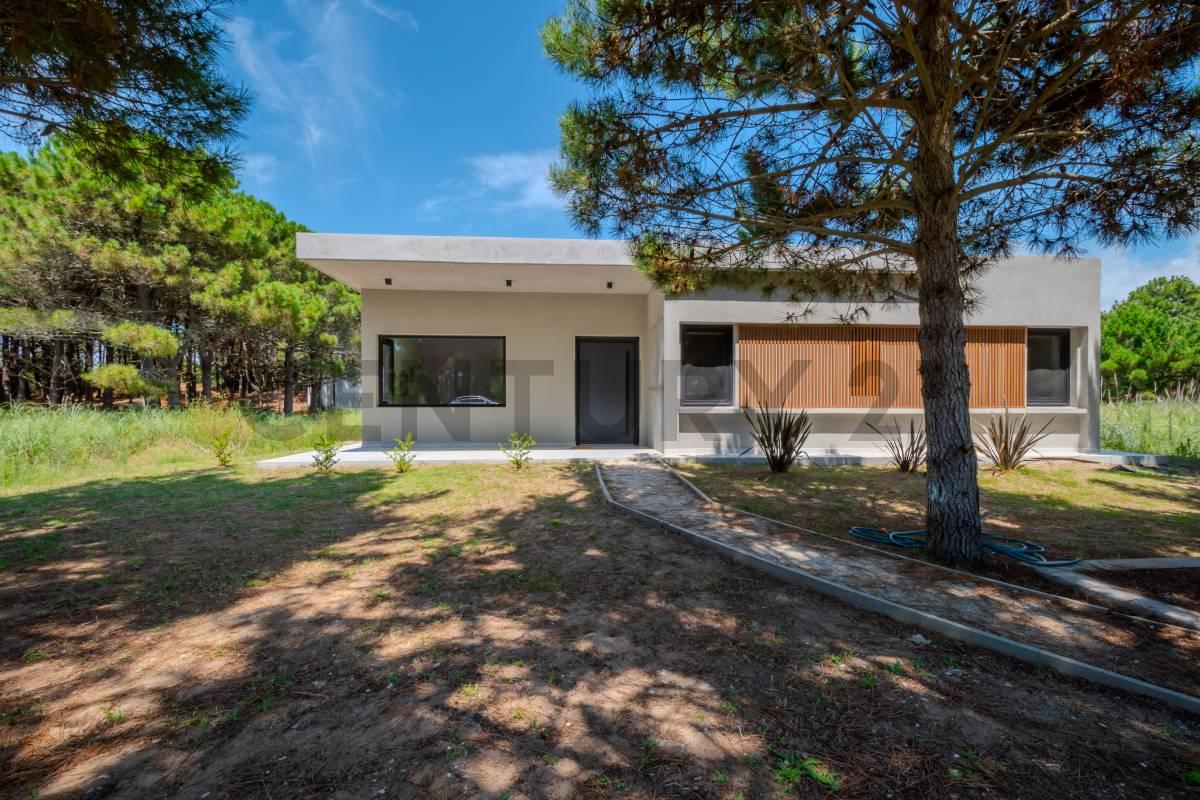 Casa en venta con 4 dormitorios en lote de 1000 m² | Galería y parrilla - Punta Médanos, Costa Atlántica — foto 1