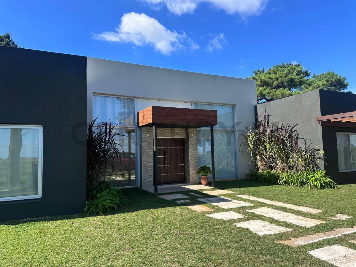 CASA 3 DORMITORIOS EN VENTA BARRIO VILLAROBLES — foto 1