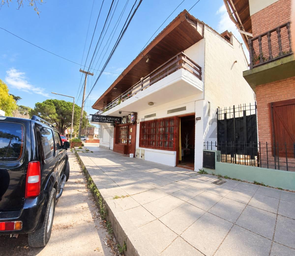 TRIPLEX EN VENTA CENTRO DE VILLA GESELL DE 4 AMBIENTES — foto 1