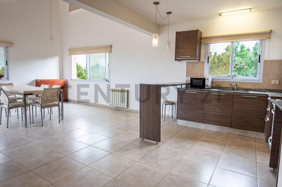 Departamento 4 ambientes con gas natural y cochera en zona residencial Pinamar — foto 1