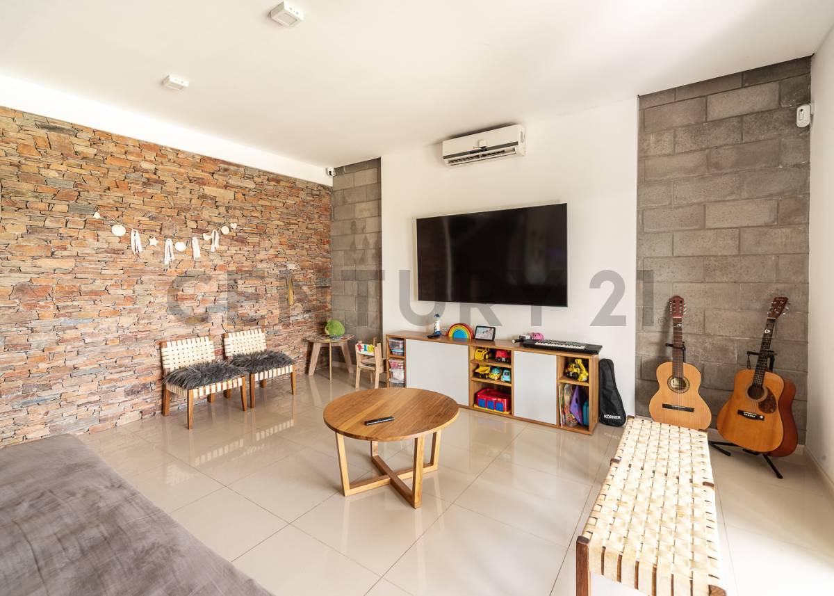 CASA EN VENTA EN EL CANTÓN NORTE – ESPEJO DE AGUA – 4 DORMITORIOS + DEPENDENCIA — foto 1