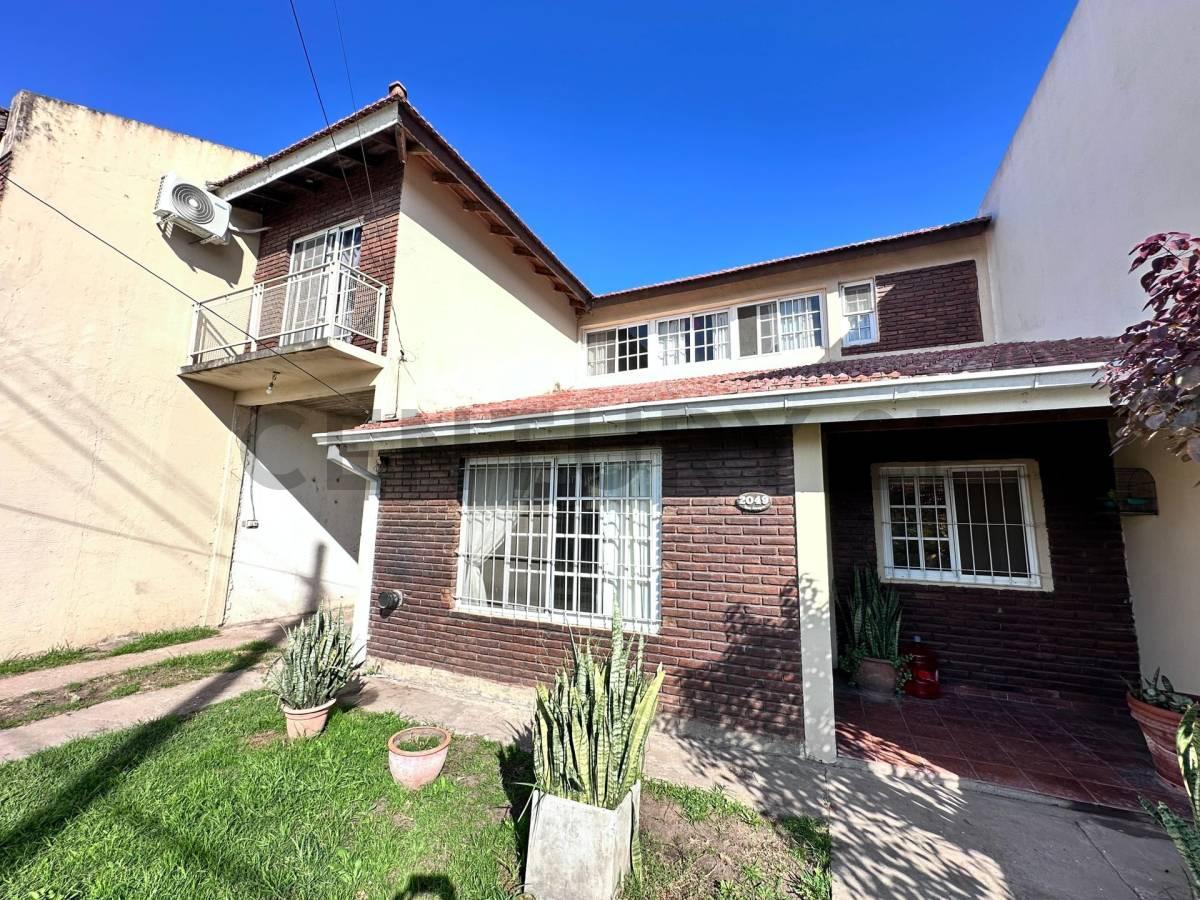 VENTA CASA 2 PISO 4 DORMITORIOS EN VILLA DE MAYO - APTA CRÉDITO — foto 1
