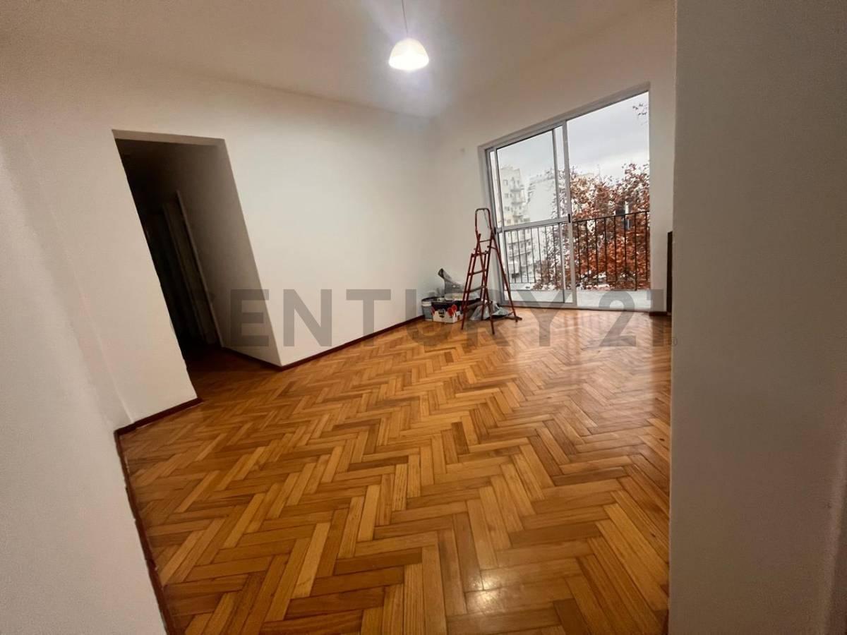Alquiler departamento tres ambientes con balcón al frente — foto 1