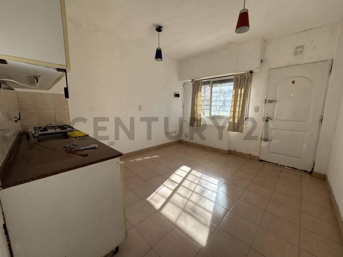 VENTA DEPARTAMENTO DOS AMBIENTES CON PARRILLA Y PATIO EN SANTOS LUGARES — foto 1