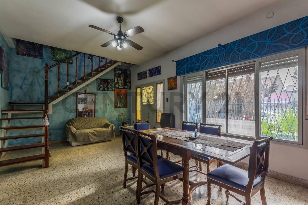 VENTA CASA 5 AMB LOTE AMPLIO, CON DEPTO DOS AMBIENTES EN EL FONDO Y POSIBILIDAD EDIFICAR — foto 1