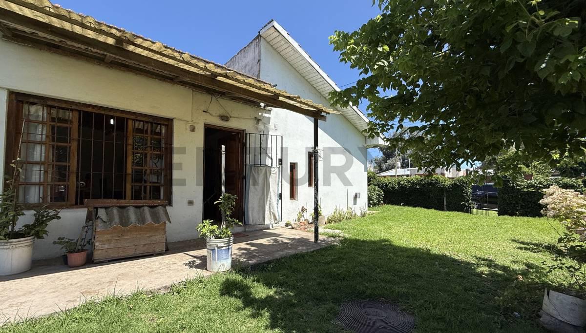 Venta de casa con jardin apto credito, Barrio Juramento, Mar del Plata. — foto 1
